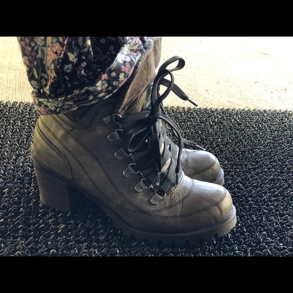 JELLYPOP WOMEN'S GRAY LACE UP HEELED FOLD DOWN JAYNE ANKLE BOOTIES SIZE 7.5 - Picture 2 of 10